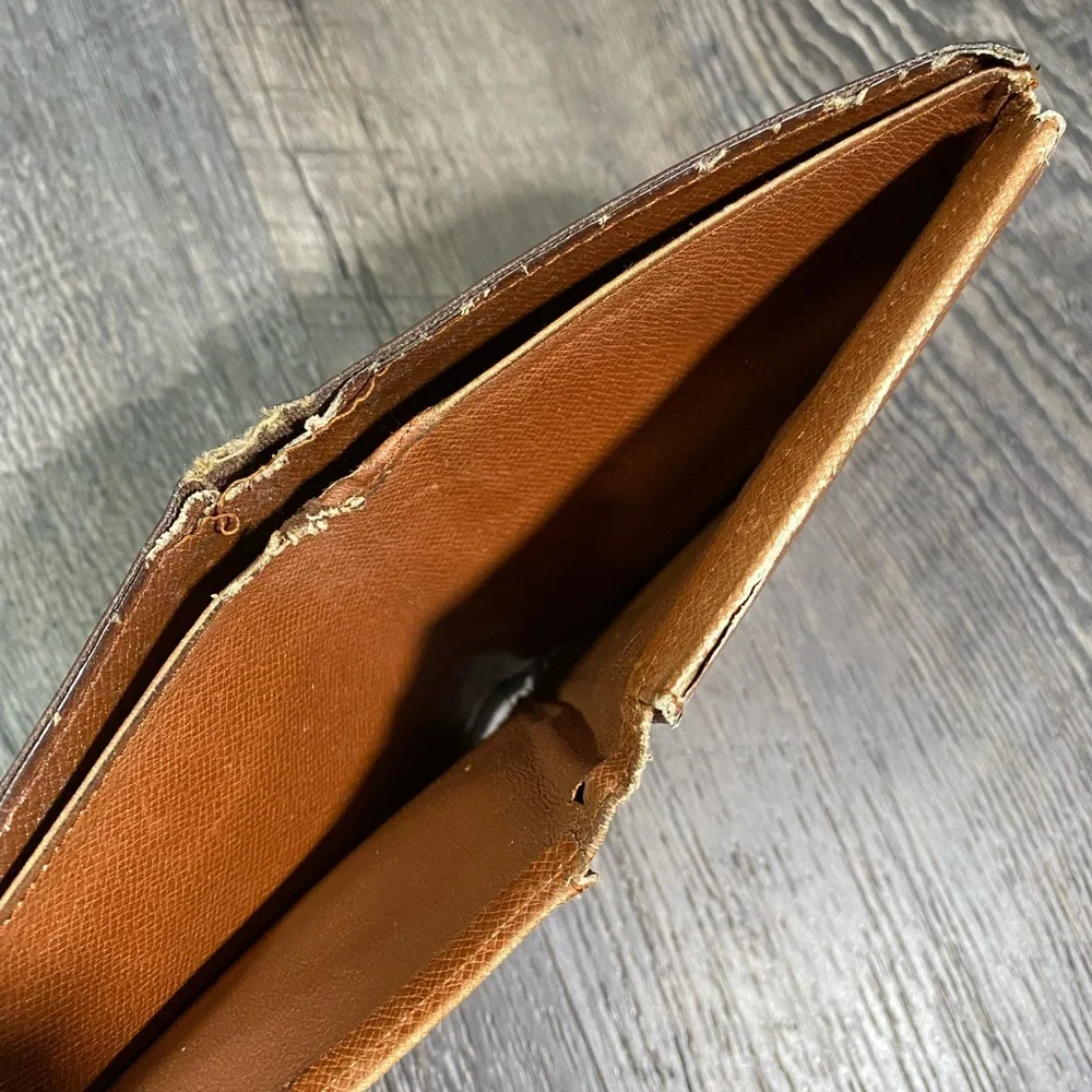 LOUIS VUITTON Monogram Mens Bi-Fold Wallet